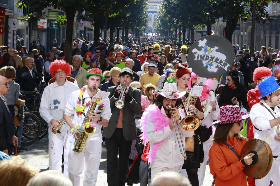 El tradicional pasacalles ha dado el pistoletazo de salida a la fiesta de Carnaval, que este sábado alcanza su colofón con el desfile