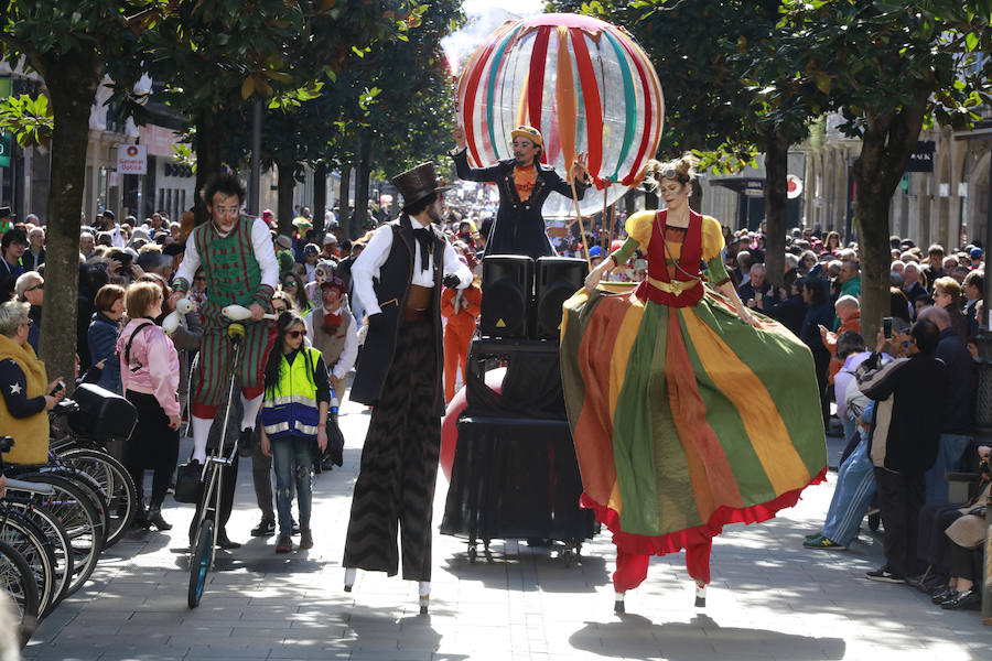 El tradicional pasacalles ha dado el pistoletazo de salida a la fiesta de Carnaval, que este sábado alcanza su colofón con el desfile