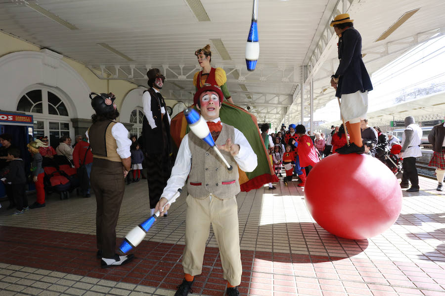 El tradicional pasacalles ha dado el pistoletazo de salida a la fiesta de Carnaval, que este sábado alcanza su colofón con el desfile