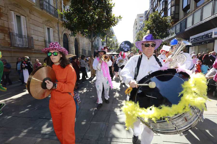 El tradicional pasacalles ha dado el pistoletazo de salida a la fiesta de Carnaval, que este sábado alcanza su colofón con el desfile