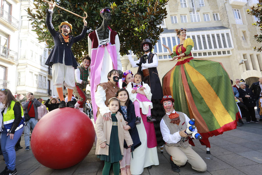 El tradicional pasacalles ha dado el pistoletazo de salida a la fiesta de Carnaval, que este sábado alcanza su colofón con el desfile