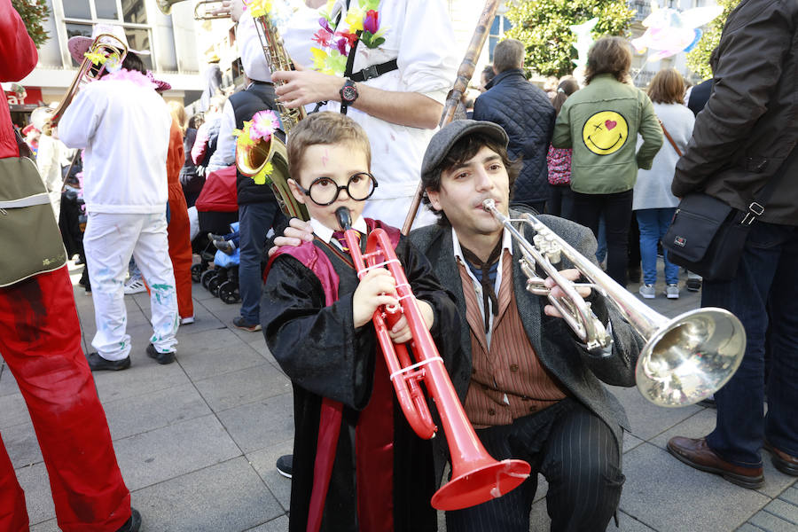 El tradicional pasacalles ha dado el pistoletazo de salida a la fiesta de Carnaval, que este sábado alcanza su colofón con el desfile