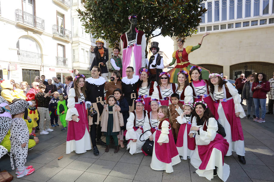 El tradicional pasacalles ha dado el pistoletazo de salida a la fiesta de Carnaval, que este sábado alcanza su colofón con el desfile