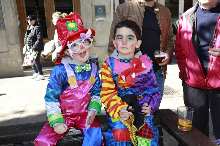El tradicional pasacalles ha dado el pistoletazo de salida a la fiesta de Carnaval, que este sábado alcanza su colofón con el desfile