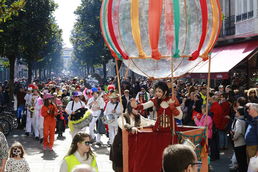 El tradicional pasacalles ha dado el pistoletazo de salida a la fiesta de Carnaval, que este sábado alcanza su colofón con el desfile
