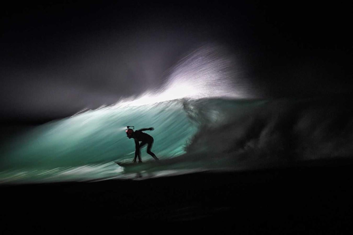 Los surfistas Yann Le Her, Alan, Yohann, Robin y Damien desafían el frío y la oscuridad en una sesión de surf nocturno en la playa del Cabo Fréhel, Bretaña