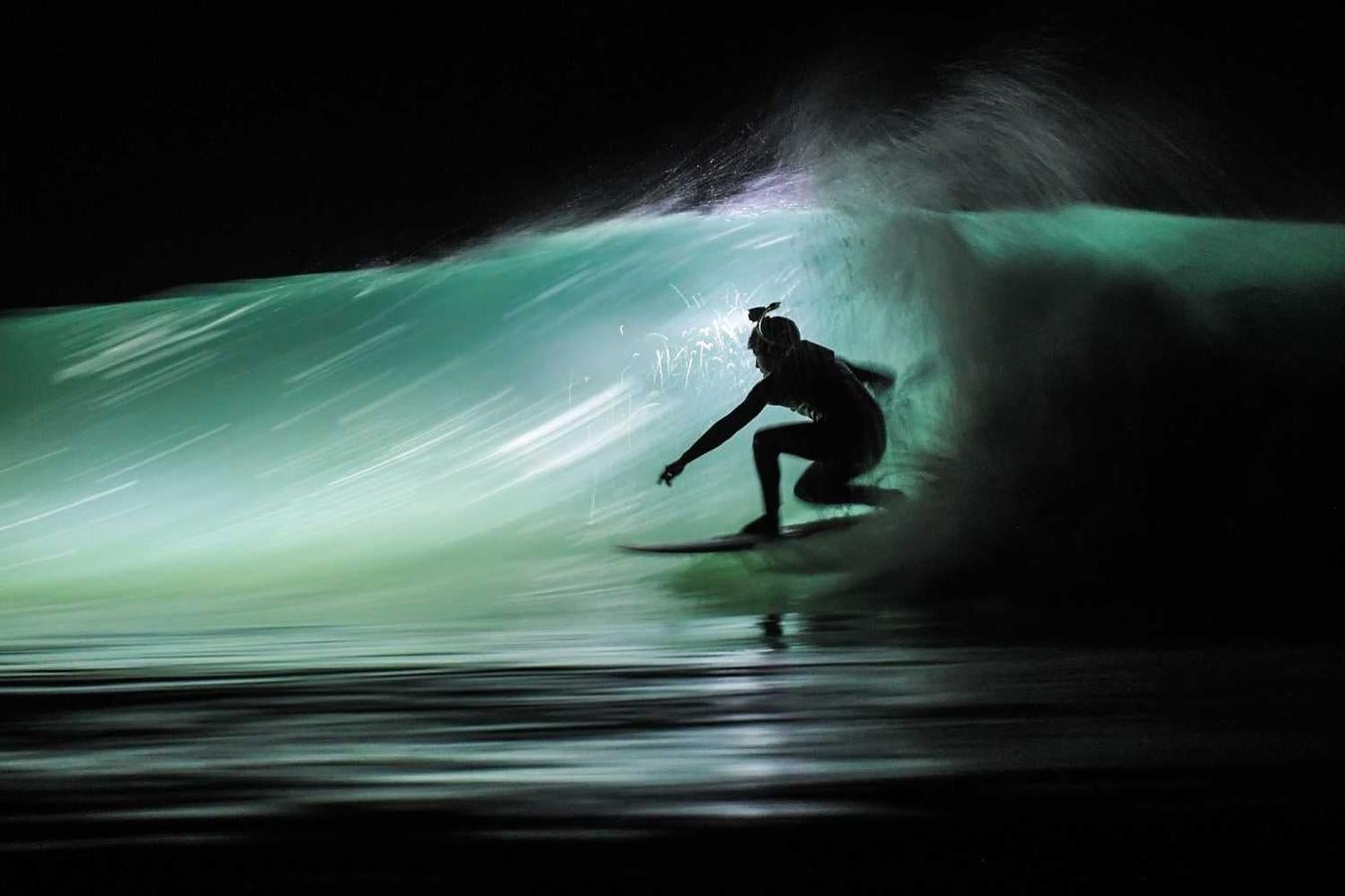 Los surfistas Yann Le Her, Alan, Yohann, Robin y Damien desafían el frío y la oscuridad en una sesión de surf nocturno en la playa del Cabo Fréhel, Bretaña