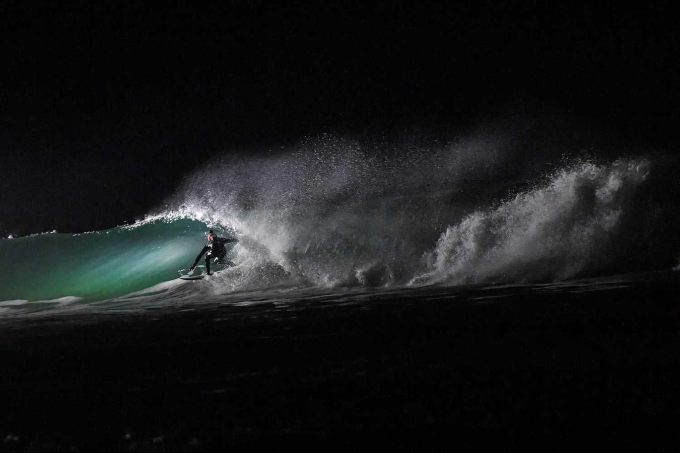 Los surfistas Yann Le Her, Alan, Yohann, Robin y Damien desafían el frío y la oscuridad en una sesión de surf nocturno en la playa del Cabo Fréhel, Bretaña