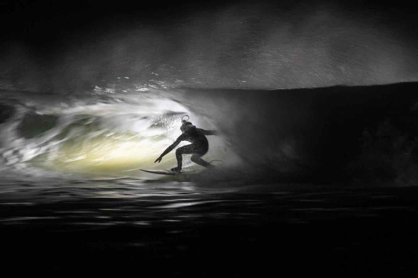 Los surfistas Yann Le Her, Alan, Yohann, Robin y Damien desafían el frío y la oscuridad en una sesión de surf nocturno en la playa del Cabo Fréhel, Bretaña