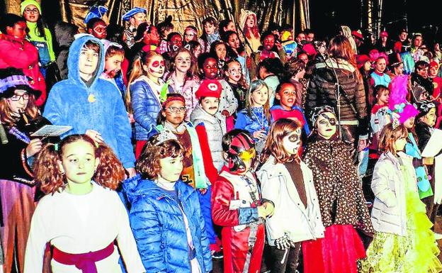 Coros infantiles cantaron ayer en la plaza de España en el Jueves de Lardero.