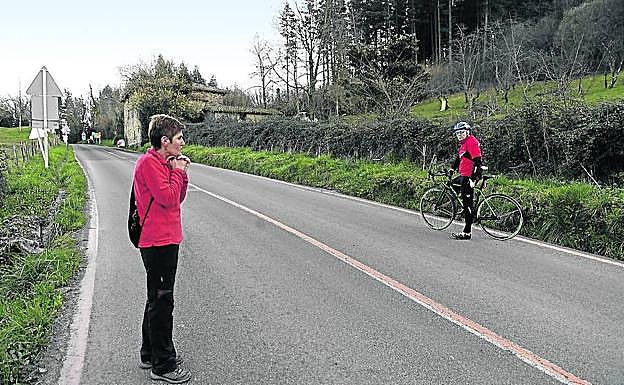 Una mujer señala el punto de la Bi-3524, en Artea, donde Fernando sufrió la caída mortal.