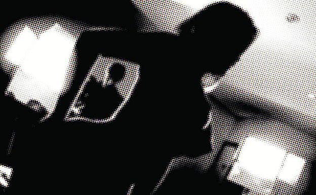 ¡Acción! Rodaje de una escena de cine de alto voltaje para adultos. En la otra imagen, un joven ve porno por internet.