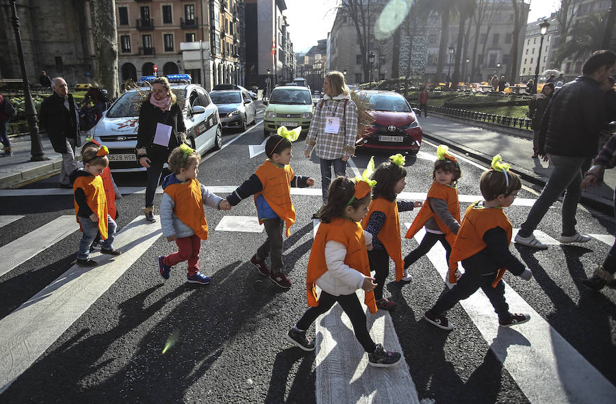 Niños vestidos de medusas, hortalizas, personajes de cuentos y emoticonos inundan de color la Gran Vía y el Casco Viejo a ritmo de charanga 