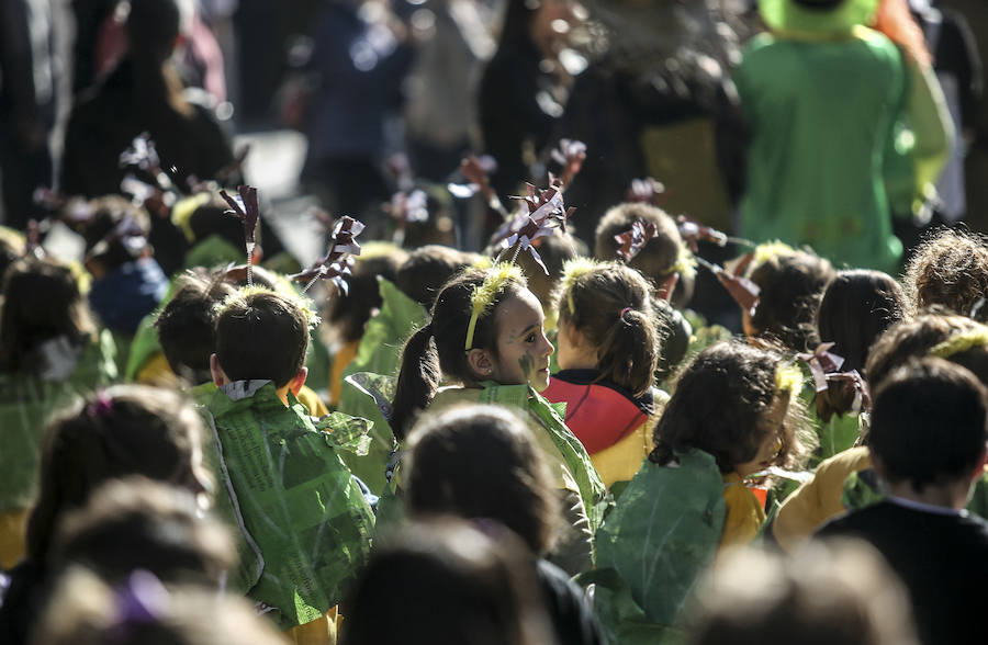 Niños vestidos de medusas, hortalizas, personajes de cuentos y emoticonos inundan de color la Gran Vía y el Casco Viejo a ritmo de charanga 