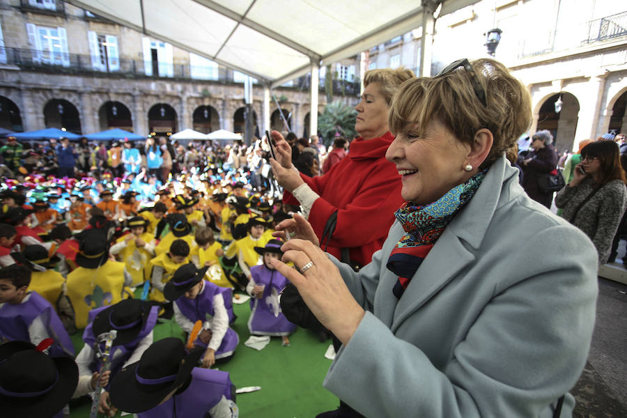 Niños vestidos de medusas, hortalizas, personajes de cuentos y emoticonos inundan de color la Gran Vía y el Casco Viejo a ritmo de charanga 
