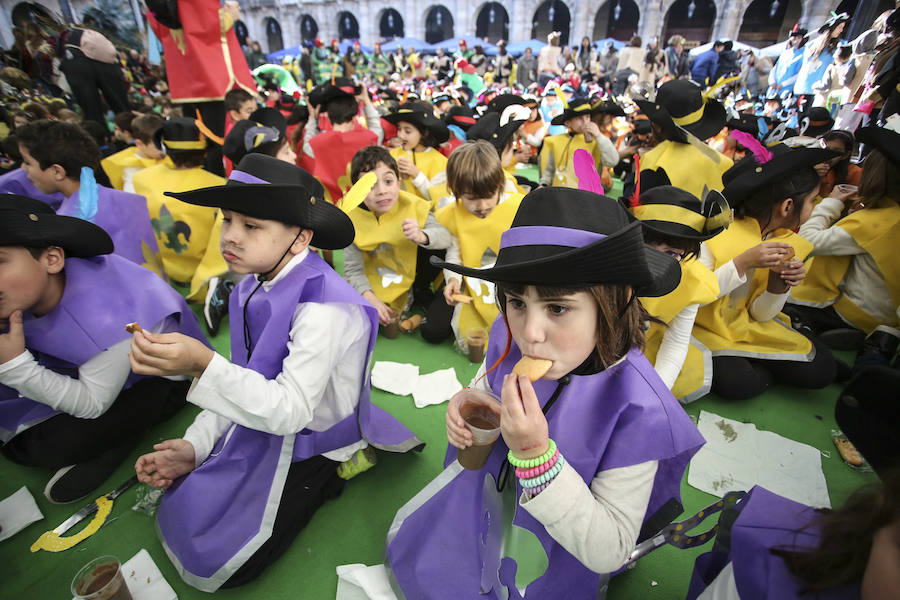 Niños vestidos de medusas, hortalizas, personajes de cuentos y emoticonos inundan de color la Gran Vía y el Casco Viejo a ritmo de charanga 
