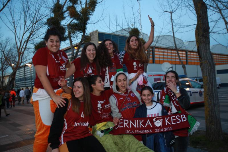 Fotos: La afición del Lointek apoya a su equipo en la Copa de la Reina