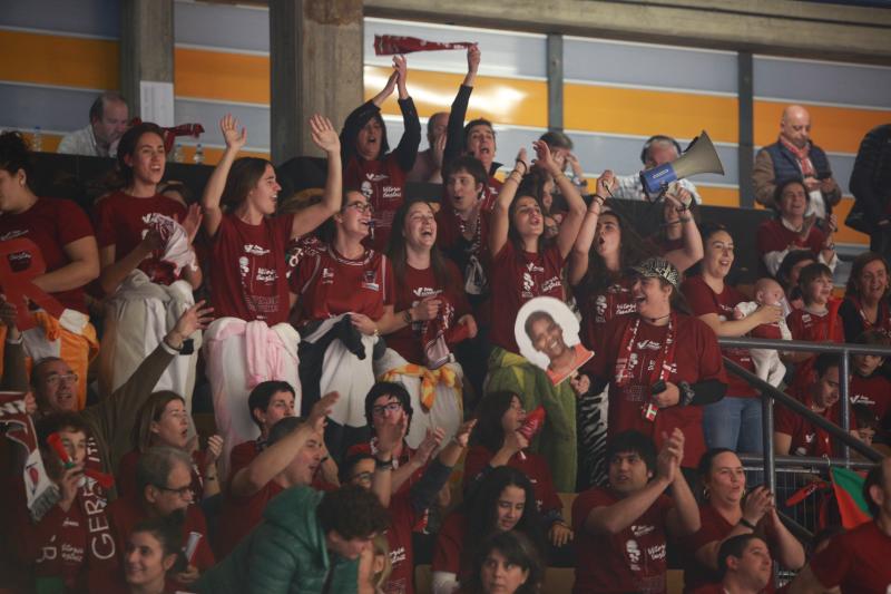 Fotos: La afición del Lointek apoya a su equipo en la Copa de la Reina