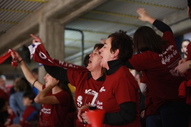 Fotos: La afición del Lointek apoya a su equipo en la Copa de la Reina