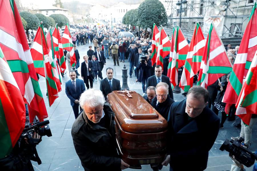 La iglesia de Santa María la Real de Azkoitia se ha quedado pequeña este sábado para acoger a los cientos de personas que han asistido al funeral por el alma del expresidente del PNV Xabier Arzalluz, fallecido el pasado a los 86 años