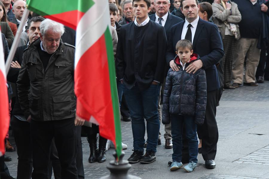 La iglesia de Santa María la Real de Azkoitia se ha quedado pequeña este sábado para acoger a los cientos de personas que han asistido al funeral por el alma del expresidente del PNV Xabier Arzalluz, fallecido el pasado a los 86 años