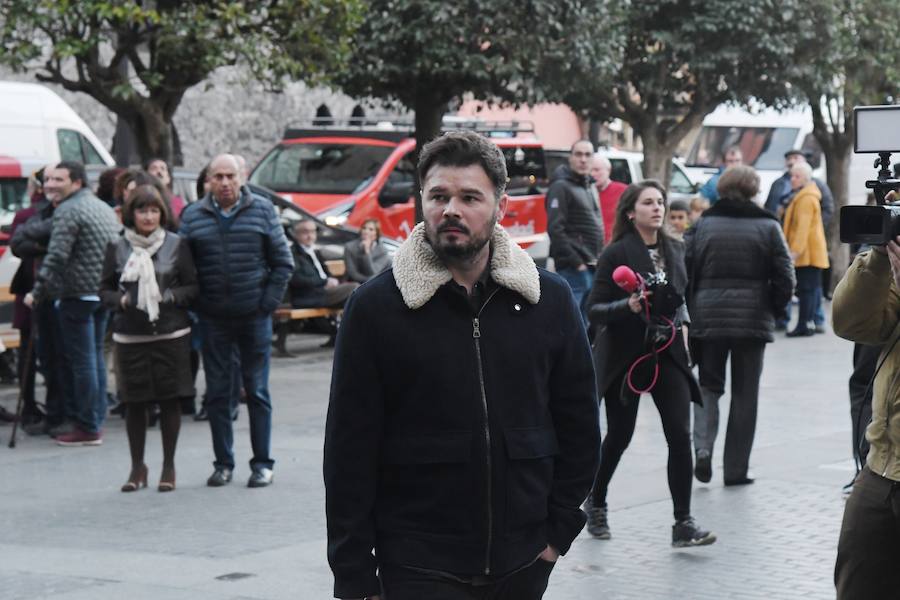 La iglesia de Santa María la Real de Azkoitia se ha quedado pequeña este sábado para acoger a los cientos de personas que han asistido al funeral por el alma del expresidente del PNV Xabier Arzalluz, fallecido el pasado a los 86 años