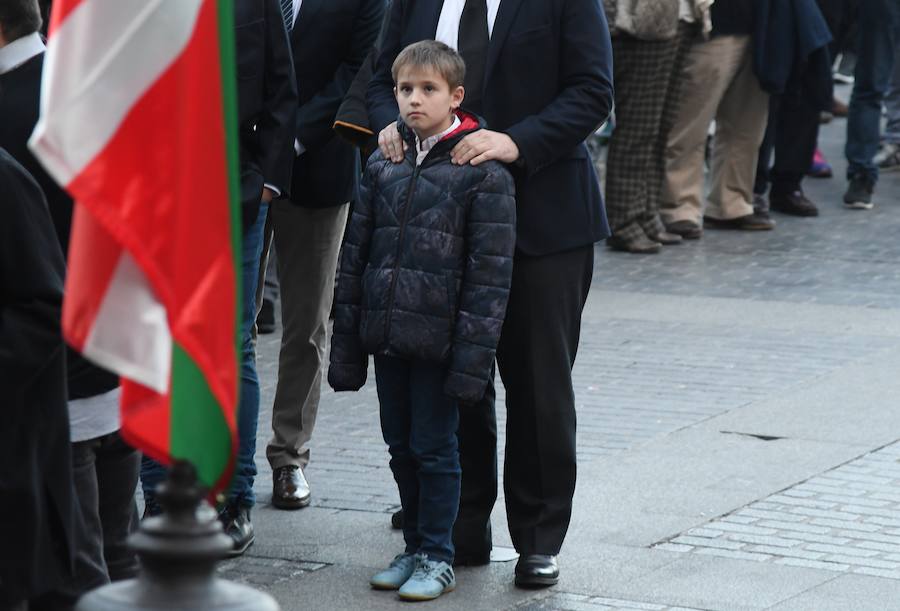 La iglesia de Santa María la Real de Azkoitia se ha quedado pequeña este sábado para acoger a los cientos de personas que han asistido al funeral por el alma del expresidente del PNV Xabier Arzalluz, fallecido el pasado a los 86 años