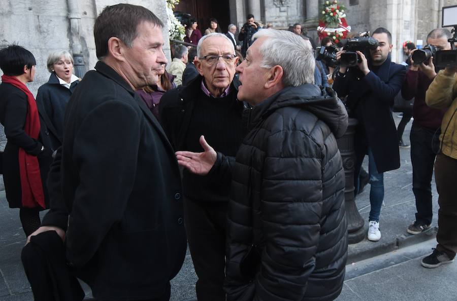 La iglesia de Santa María la Real de Azkoitia se ha quedado pequeña este sábado para acoger a los cientos de personas que han asistido al funeral por el alma del expresidente del PNV Xabier Arzalluz, fallecido el pasado a los 86 años