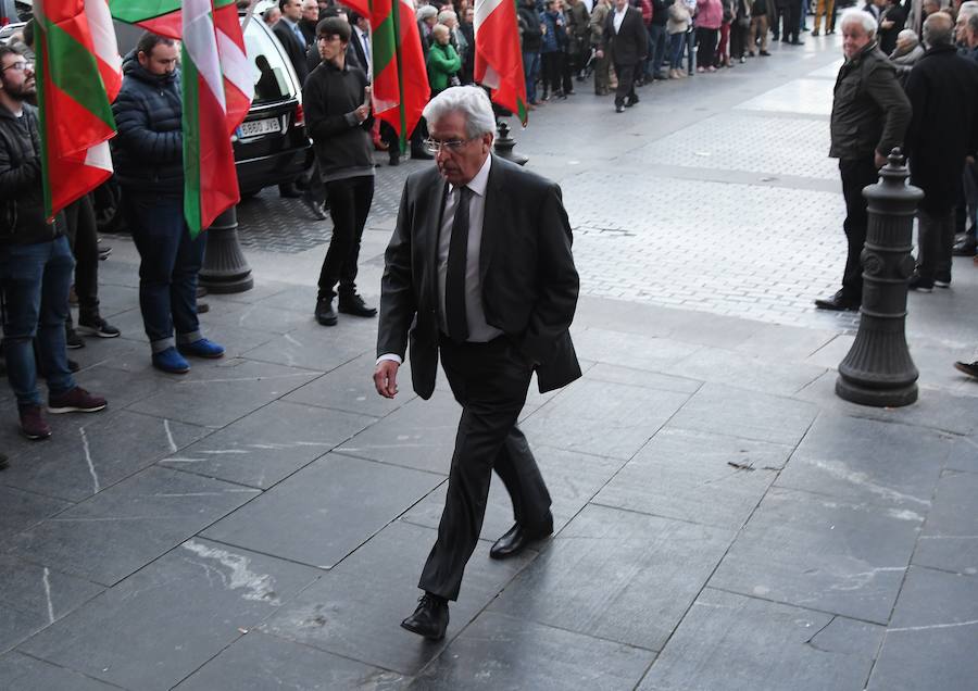 La iglesia de Santa María la Real de Azkoitia se ha quedado pequeña este sábado para acoger a los cientos de personas que han asistido al funeral por el alma del expresidente del PNV Xabier Arzalluz, fallecido el pasado a los 86 años