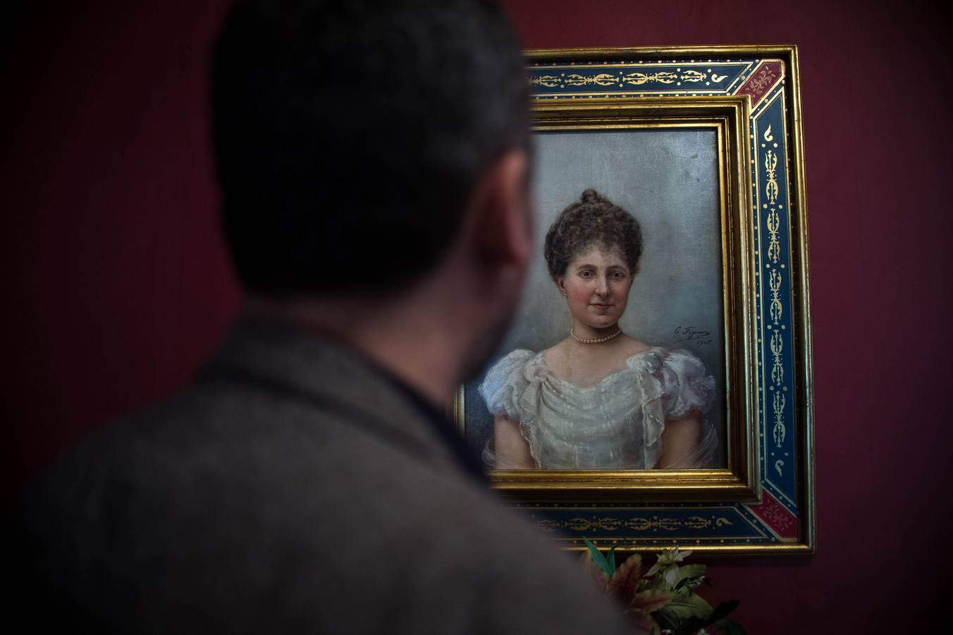 Los retratos, tanto de familiares como de miembros de la famila real, decoran las salas.