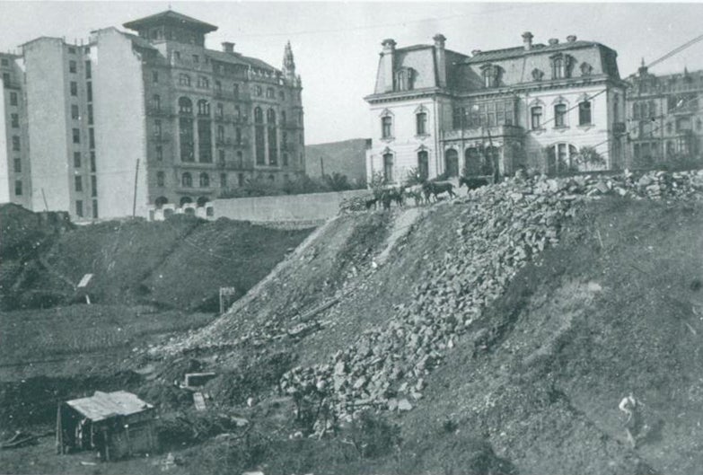 Casa de Sota y Chávarri, al fondo, con chabolas en los años 40.