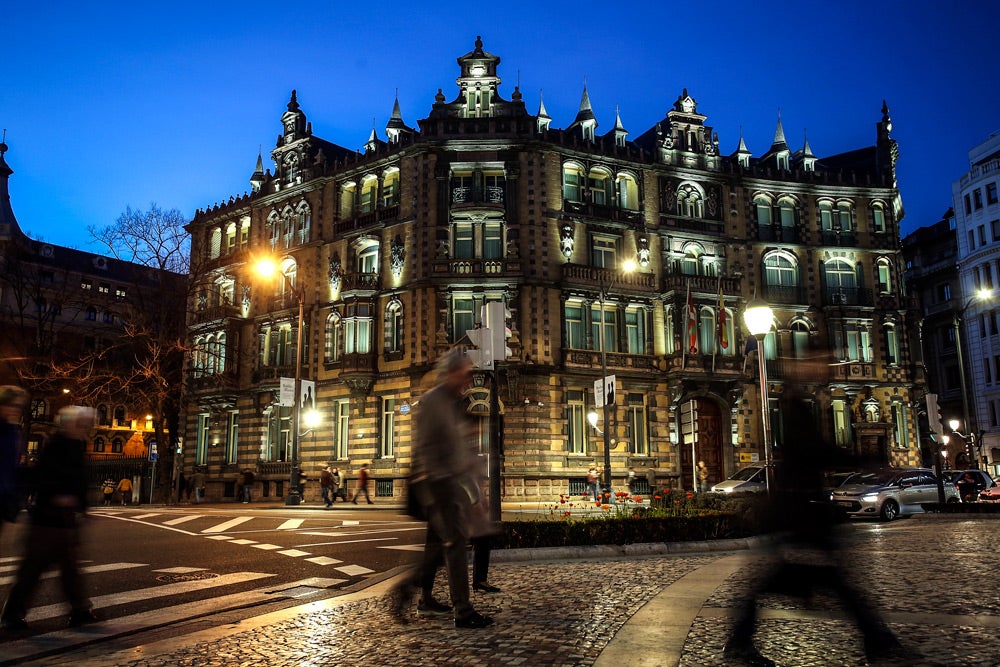 Vista nocturna del palacio Chávarri.