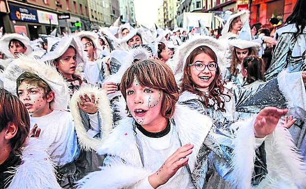 El desfile impregnó de color las calles de Vitoria.