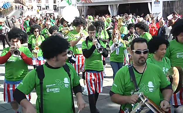 Una kalejira teñida de verde por el Araski: «Da gusto ver a Vitoria volcada»