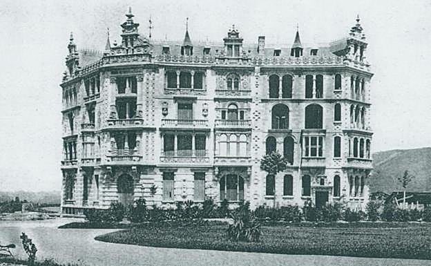 El palacio, en obras, en 1894.
