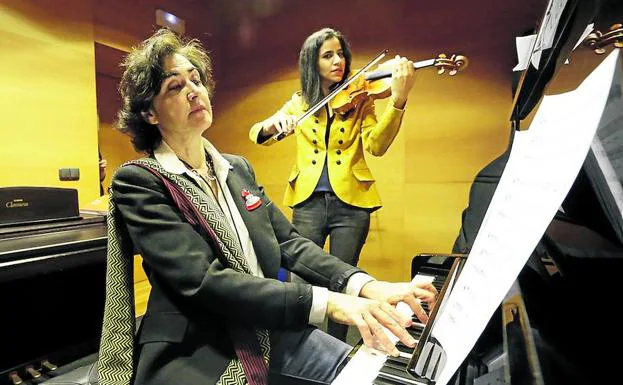 Las dos intérpretes, en una sala de ensayo del Euskalduna, en plena interpretación de uno de los 'Tres preludios' de Gershwin. 