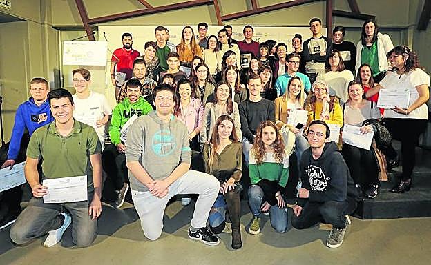 Los estudiantes de los diez equipos ganadores de la sexta edición del concurso STARTInnova.