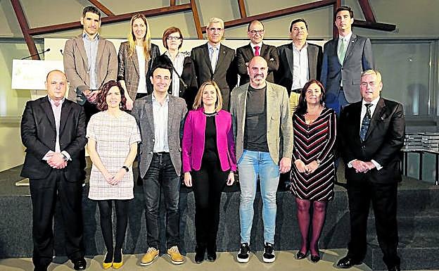 Los patrocinadores y mentores Rikardo Lamadrid, Iratxe Camiruaga, Arantza Martínez, Jaime de la Cal, Silvestre Villa, Aitor Agüero, Xabier Ochandiano, Ignacio Uriarte, Eider San Antonio, Mikel Torres, Amaia del Campo, Josu Bergara, Carmen Manrique e Ignacio Navarro.