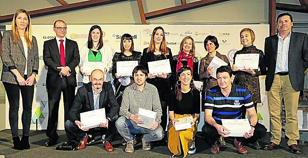 Iratxe Camiruaga, Silvestre Villa (a la izquierda) y Aitor Agüero (a la derecha) junto a los tutores de los diez equipos que han llegado a la final.