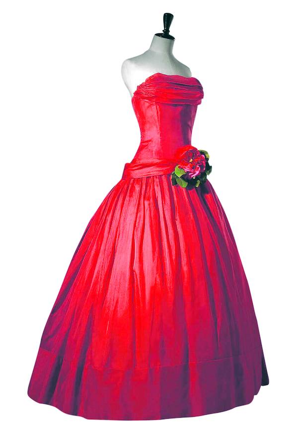 Imagen principal - 'Fête joyeuse', línea 'A', 1955. Abajo, conjunto 'Bar', línea 'Corola' de alta costura, 1947, y 'Miss Dior' en cristal Baccarat, del mismo año.