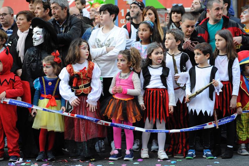 Los participantes han desfilado por el centro de la villa con sus trajes, preparados con mimo hasta minutos antes del acto 