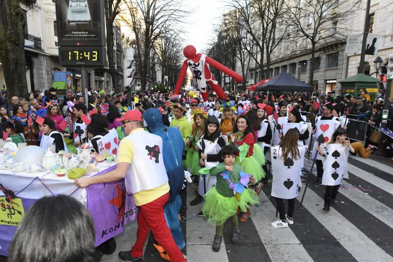 Los participantes han desfilado por el centro de la villa con sus trajes, preparados con mimo hasta minutos antes del acto 