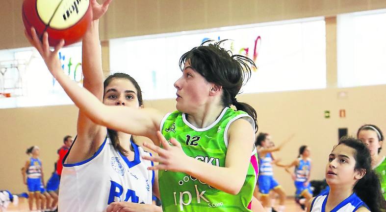 Lexuri Ruiz intenta una canasta ante el Baxi Ferrol.