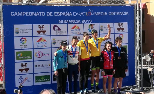 El podium femenino y masculino, con Helene Alberdi y Gustavo Rodríguez como campeones de España.