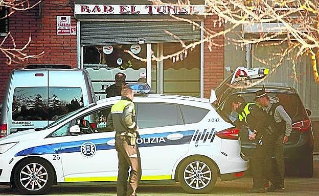 Los agentes y la comitiva judicial, en el registro del bar.
