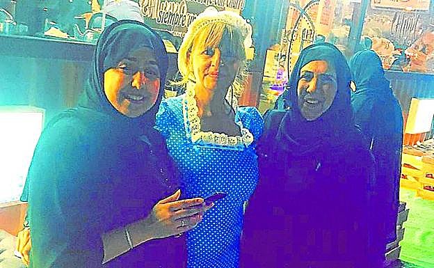 La churrera de Alcorcón, con dos clientas en el negocio de Catar. 