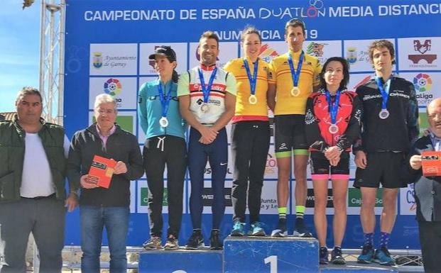 El podium femenino y masculino, con Helene Alberdi y Gustavo Rodríguez como campeones de España.