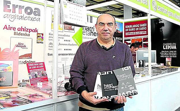 Xabier Monasterio aspaldi ari zen berak maite zituen munduko idazle ezagun edo ez hain ezagunen lanak euskaratzen.