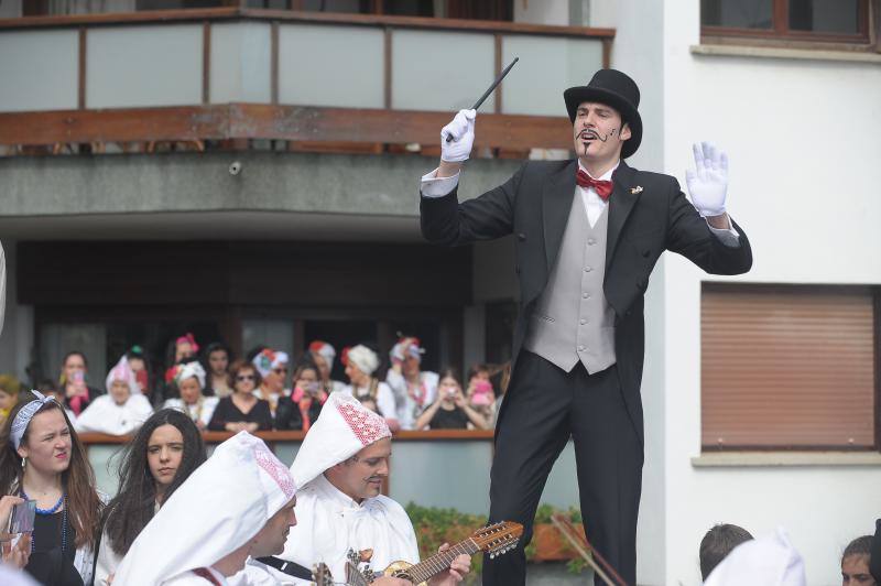 Atorrak y lamiak conquistan la localidad costera