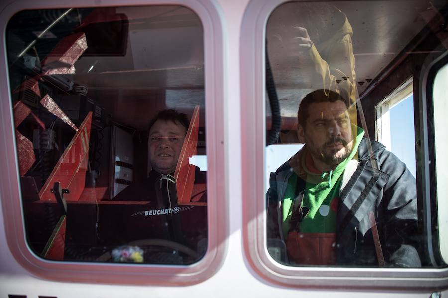 Javier Frías, junto a su marinero de apoyo, navega en busca de un lugar propicio para mariscar. 